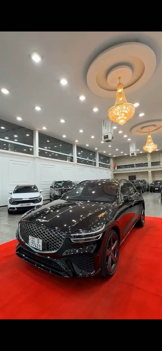 🇰🇷 جنسيس GV70 موديل 2023 - فئة Prestige للبيع 🇰🇷
🔹 المواصفات العامة والمحرك:
 الموديل: 2023
 الفئة: برستيج (Prestige) - أعلى فئة بالمواصفات (فول الفول)
 المسافة المقطوعة: 18 ألف فقط
 نظام الدفع: فور ويل (AWD)
🔹 المواصفات التكنولوجية والرفاهية:
 شاشة دشبول ديجيتال ثلاثية الأبعاد مقاس 12.3 بوصة
 شاشة عرض ونظام ملاحة مقاس 14.5 بوصة
 نظام صوتي فاخر (Lexicon Premium Sound System)
 بصمة تشغيل مع نظام التعرف على بصمة الإصبع
 ناقل حركة ماوس إلكتروني مع شفتات ستيرن
 فتحة سقف بانوراما
 إضاءة داخلية محيطية (Ambient Lighting)
 كشنات جلد طبيعي فاخر (تحكم كهرباء + تدفئة وتبريد + ذاكرة خزن)
 نظام تكييف أوتوماتيكي ثلاثي المناطق
🔹 أنظمة الأمان والقيادة الذكية:
 رادار أمامي ونظام تجنب الاصطدام المتطور
 رادار جانبي ونظام مراقبة النقاط العمياء
 نظام تحديد المسار والحفاظ على الممر
 كروز سرعة ذكي متكيف (Smart Cruise Control)
 كاميرات 360 درجة (محيطية) مع حساسات أمامية وخلفية
🔹 حالة السيارة (الضرر والصبغ):
 الضرر: جاملغ وبنيد
 التفاصيل: جاملغ و بنيد مستبدل نفس اللون، وجاملغات خلفي مصبوغ

📞 للاتصال والاستفسار: /*********** بغداد, العراق
