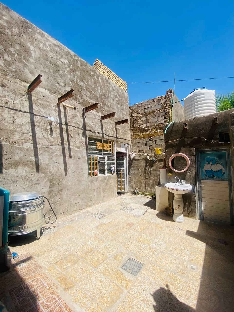 سلام عليكم بيت للبيع في حي الحسن يم فلكه مال مطار عله ايدك ليمنه البيت 150متر طابقين طابق الأول بي غرفه صاله مطبخ وستقبال وطارمه وبي حمامات داخليه وخارجيه وبي مكشوفه خلف بيت مامصوره +طابق ثاني بي غرفتين وحمام لحمام عايز بس سقف ولبخ ول غرفتين وحده كامله عايزه بس كهربايات ول ثانيه بورك وكهربيات لبيت كامل،من كلشي متعايش مال جناي شارعه يخبل الاتصال عله رقم لتالي ***********سعر 40وبي مجال
