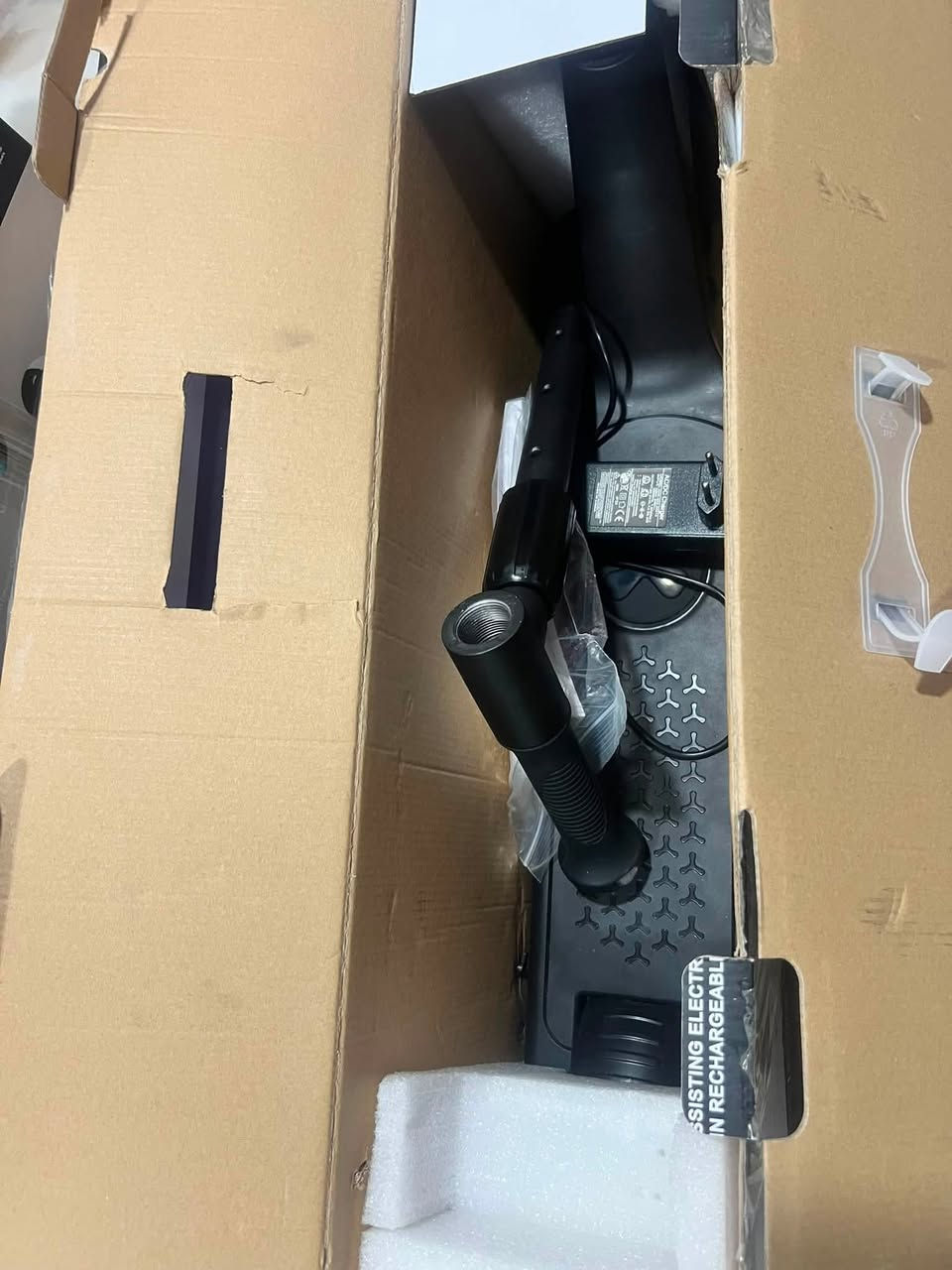 للبيع سكوتر كهربائي للأطفال  Denver SCK-5400 الأسود الأصلي بكرتونته بالة امزون  ومناسب حتى وزن 50 كجم، يتميز بمحرك مساعد قوة 80 واط وسرعة آمنة جداً 6 كم/ساعة ومزود بإضاءة LED ملونة في العجلات والجوانب مع فرامل قدم خلفية لضمان الأمان. بسعر مناسب تواصل عالخاص او واتساب ***********

