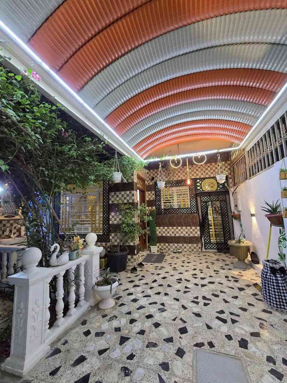 بيت للبيع مساحه : 150 متر بناء طابوك اساس وسقف صب 
طابقين 4 غرف صــــالـــه اســـتــقــبــال مــطــبـــخ  
كوفه شارع المطار القديم قرب مدرسه سيد الاوصياء
السعر 68وبي مجال الشراي يتفضل@
