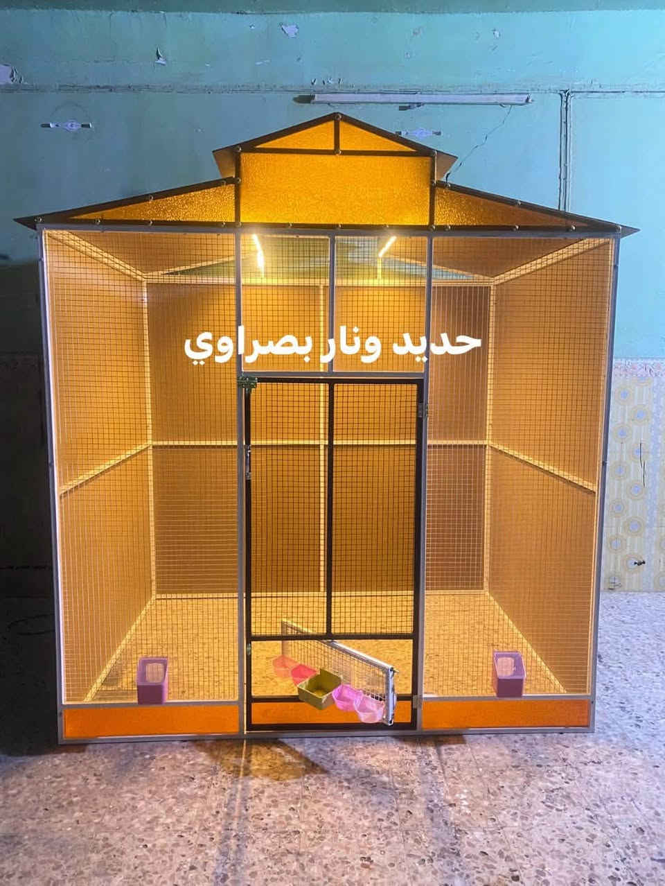 قفص للبيع يرهم جميع الطيور
ارتفاع مترين من الوسط مترين ونص 
وجه مترين 
عمق متر ونص 

نظام ينفتح وينشد أربع صفحات وسقف يصير 
للطلب والاستفسار خاص

نص مكتوب في الصور:
- حديد ونار بصراوي
