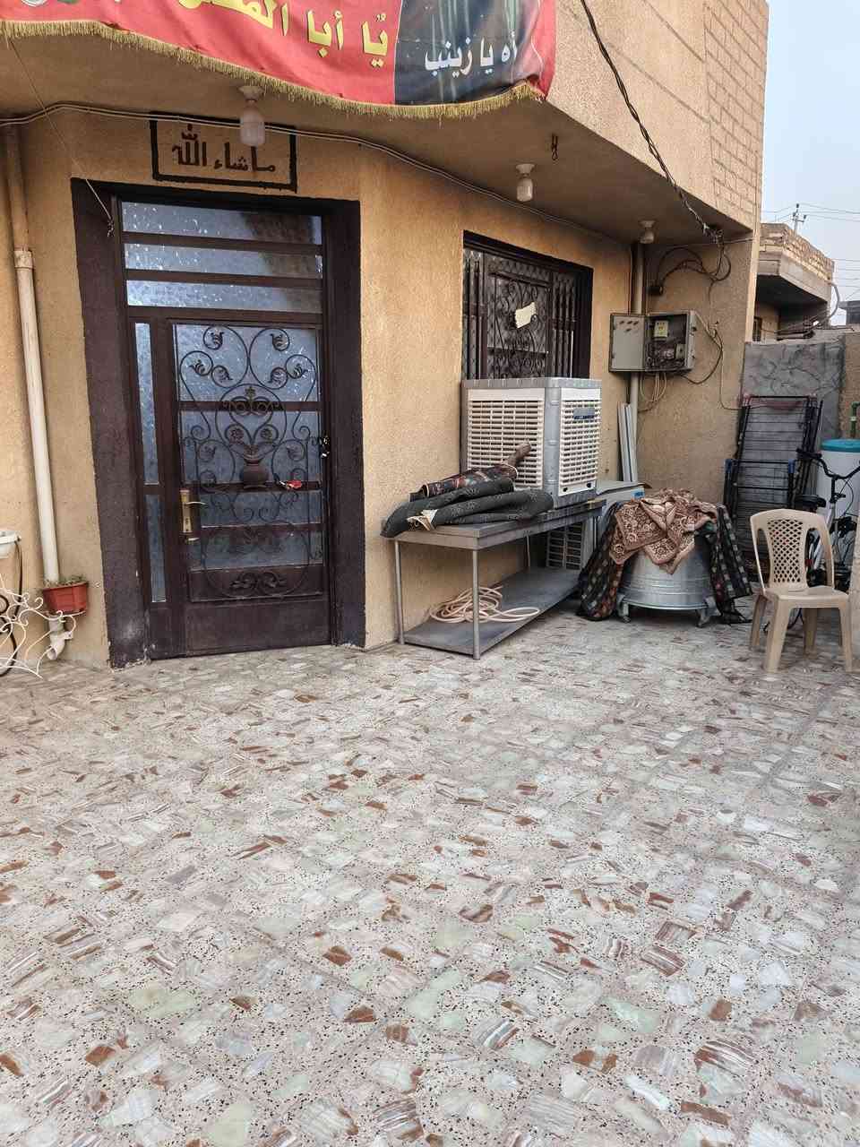 السلام عليكم بيت زراعي 230 متر ركن مربع قريب ع شارع العام مال لامانه مقابيل الطابو صرف لارضيه كاشي والجدران سيرامك 3 غرف وستقابل مطبخ مجمع صحيات خارجي وداخلي اي استفسار ع رقم تلفون ***********
