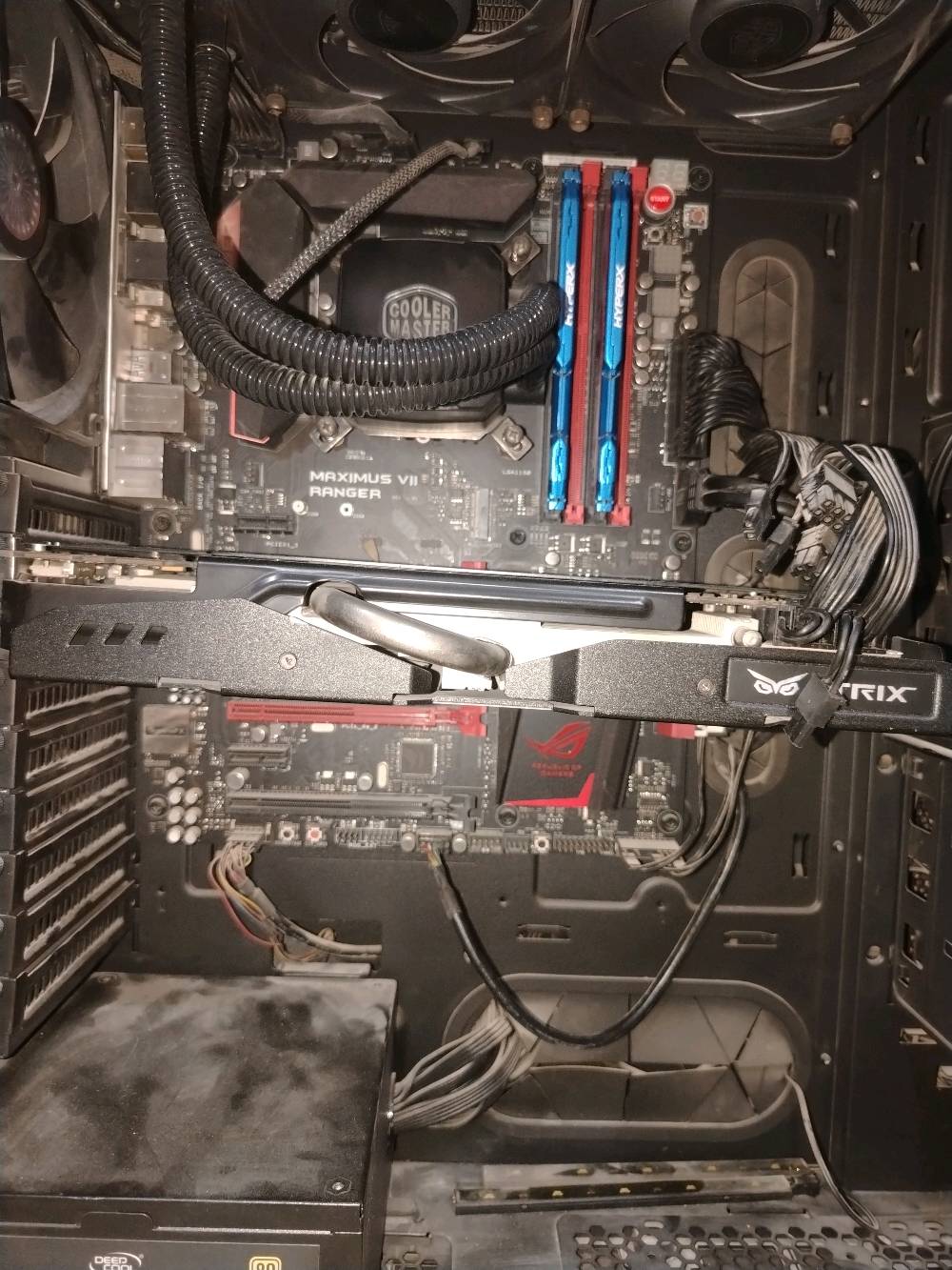 للبيع بندل احترافي (بورد + معالج + رامات + تبريد مائي)
​اللوحة الأم (Motherboard): ASUS ROG Maximus VII Ranger (Chipset Z97) - فئة احترافية مخصصة للألعاب والكسر.  
​المعالج (CPU): Intel Core i5 (الجيل الرابع - socket LGA 1150).
​الرامات (RAM): Kingston HyperX Fury DDR3 بحجم 16GB (قطعتين 8GBx2).  
​المبرد (Cooler): تبريد مائي مغلق من كولر ماستر (Cooler Master Liquid Cooler).  
​ملاحظات:
​القطع شغالة وفحص وتجربة على الشرط.
​التبريد المائي يعمل بكفاءة والرامات شغال Dual Channel.