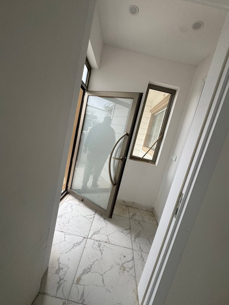 بيت للبيع مساحه 170
مجمع راسان 🏨
غرفه نوم ٢ 🏨
واصله 🏨
واستقبل 🏨
وطبخ 🏨
وصحيات🏨
واصل 65 شركه💸
باقي 25 مليون 💵

الدخوليه ثالث فرع على يمين 
بيع سريع 
سعر الكلي 90 بي مجال
للستفسار اتصل ***********☎️📞
