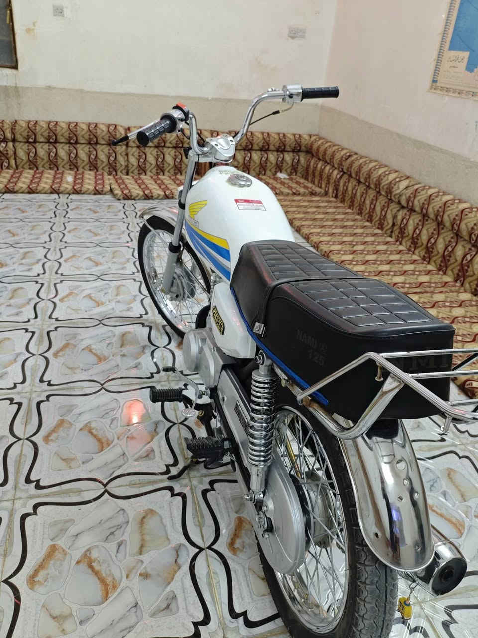 دراجه صارلها اقل الشهر مشدوده
بعدهي ع سحك

غراضها كلها اصلي 

مكينه شلامجه اصلي شاصي موديل 2014 اوراق اصولي 

سعرها 800 وبيها مجال قليل
رقمي ‏‪***********‬‏
