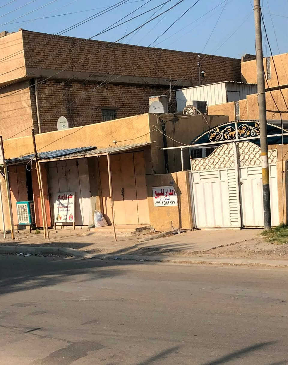 عقار للبيع في الشرطة الخامسة شارع المدارس 300 متر + ثلاث محلات وحديقة وكراج اكثر من سيارة : الطابق الاول غرفة نوم ومطبخ وهول واستقبال كبير وحمامين . الطابق الثاني سويت غرفتين + حمام ومطبخ للاستفسار  ***********

