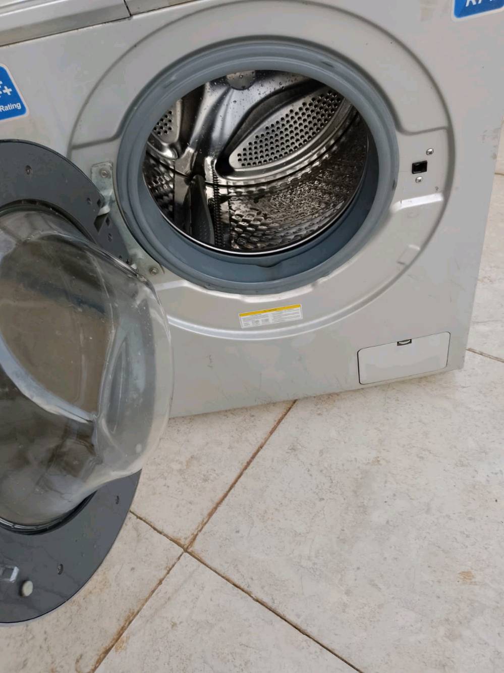 للبيع غساله ملابس شغاله نضيفه حديثه بسعر 350
