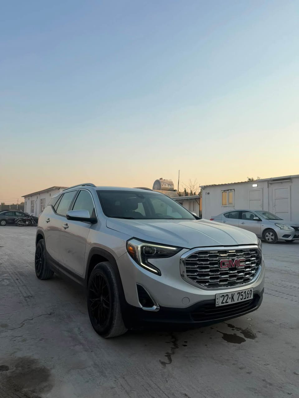 GMC terrain 2021 SLT
سەیارەکە بۆنید و چاملغی سبوغە دیوی چاملغی لای سەکنی تۆزەک ژورەوەی گرتووە بەس شاصی بە شەرتە نەیگرتووە سەیارەکە فولل ماصفاتە دەبل ئەکسلە ٦ دوگمەیە کوشین جلد و کارەباییە سارد و خەزینیشە 
خەتی جادە و تحدی سرعە و بەردی گزۆز و راداری هەموو بە شەرتە
گێر و مەکینە و کارەبایاتی بە شەرتە
سحری ١٢٧ وەرەقە و مەجال
هەزە و سەنەوی ژینگە و رێگاو بانی نوێیە 
تحویل و غەرامەش بە شەرت بە ناوی خۆمانە
*********** أربيل, العراق
