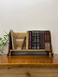 رف كتب • ٥٠×٣٠×٢٠سم • يحمل ١٥ كتاب