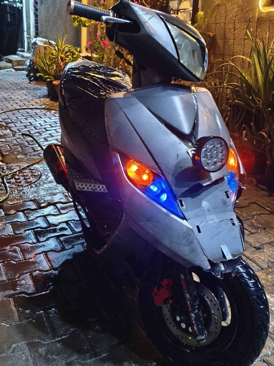 السلام عليكم 
دراجه محرك نضيف مبيهه تبخير ولا شويه 
🏍دراجه شللعه تخبل ومعدل كلش حلو  
📍دراجه نضيفه كلش بس كفرات تعبانه يرادلهن 📍تبديلل وترجع لدراجه بلاديه وتنقيص مابيهه 
🔌دراجه كهريايات شغاله سلف شاير مثلل ما موضح 
📞لي شراي خلي يتصل عله هاذ لرقم *********** بي 
وتساب فقط 📲
مكاني بغداد الكريعات
