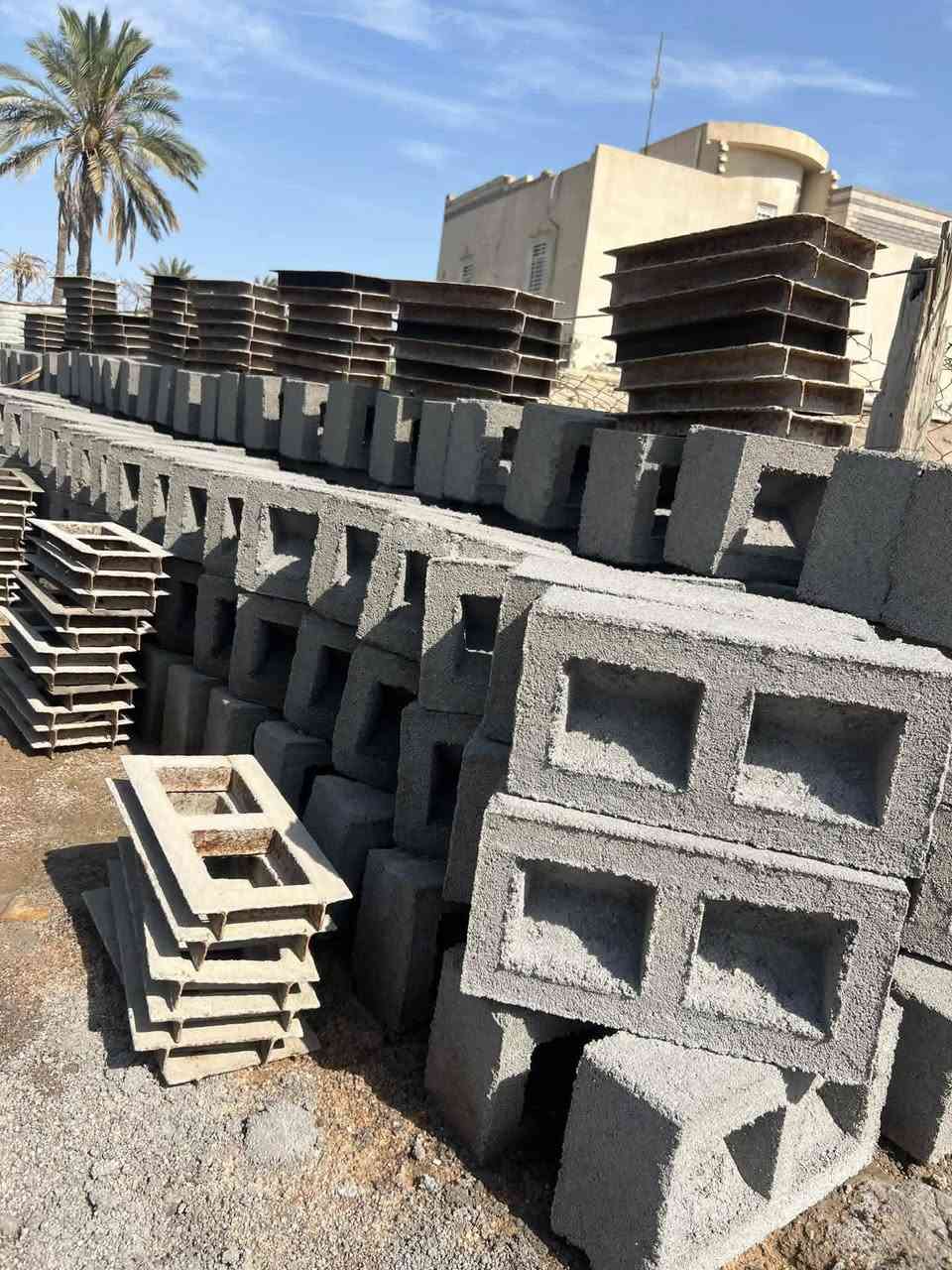 السلام عليكم مكينة كص بلوك مع قوالب جاهزه نضيفة كلش والسعر  مناسب
*********** الاتصال
