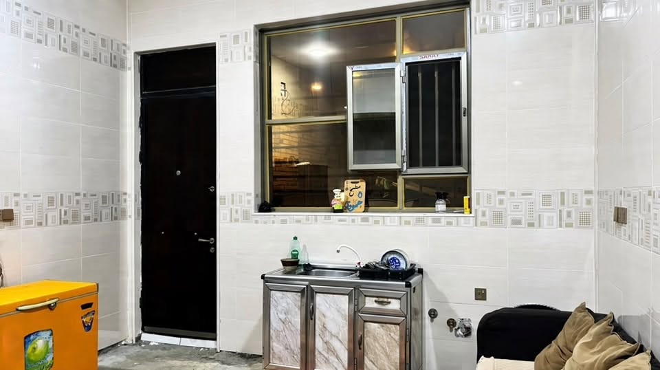 بيت للبيع بالعامري. مجمع الصحه. قريب على شارع بغداد. مساحه 460. سند زراعي 25. طابق واحد بناء حديث كامل فقط الارضيه صب.  يحتوي على ثلاث غرف نوم وحده من الغرف سويت. واستقبال وهول ومطبخ حار وبارد صحيات داخليه وخارجيه عرض الشارع 12 باقي التفاصيل الاتصال على الرقم الموجود ***********
