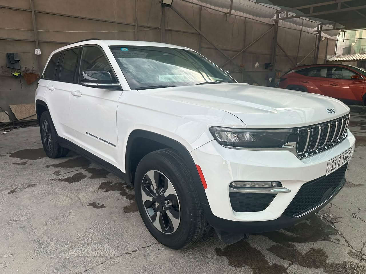 ‏  Jeep Grand cherokee 4xe 
موديل 2024 4x4 هايبرد
🚗🚗ماشية 45 الف 
رقم بغداد
كلين 
5 راكب 
‎3 انضمة بنزين +هايبرد +كهرباء
#مواصفاتها

.بصمه تشغيل عن بعد
.دمام خلفي
.كشنات جلد
.كشن السايق ميمري
.كشنات كهرباء
.صندوق كهرباء
.حساسات خلفيه 
. قطعتين تبريد 
.اشاير بالمري
.رادار امامي
.رادارات 360
خمسة وضعيات قياده
. بنوراما فتحتين
. كير ماوس
. نظام منحدرات
. هيترات بالكشنات 
.ويل كب كروم
.لايتات لد
.بكلايت لد
.كشافات
.بصمة ابواب
. نضام توقف ذاتي
فول مواصفات 1/1  بعد بيها مواصفات
السعر 31500$ 
للاستفسار اكثر الاتصال على الرقم

***********
