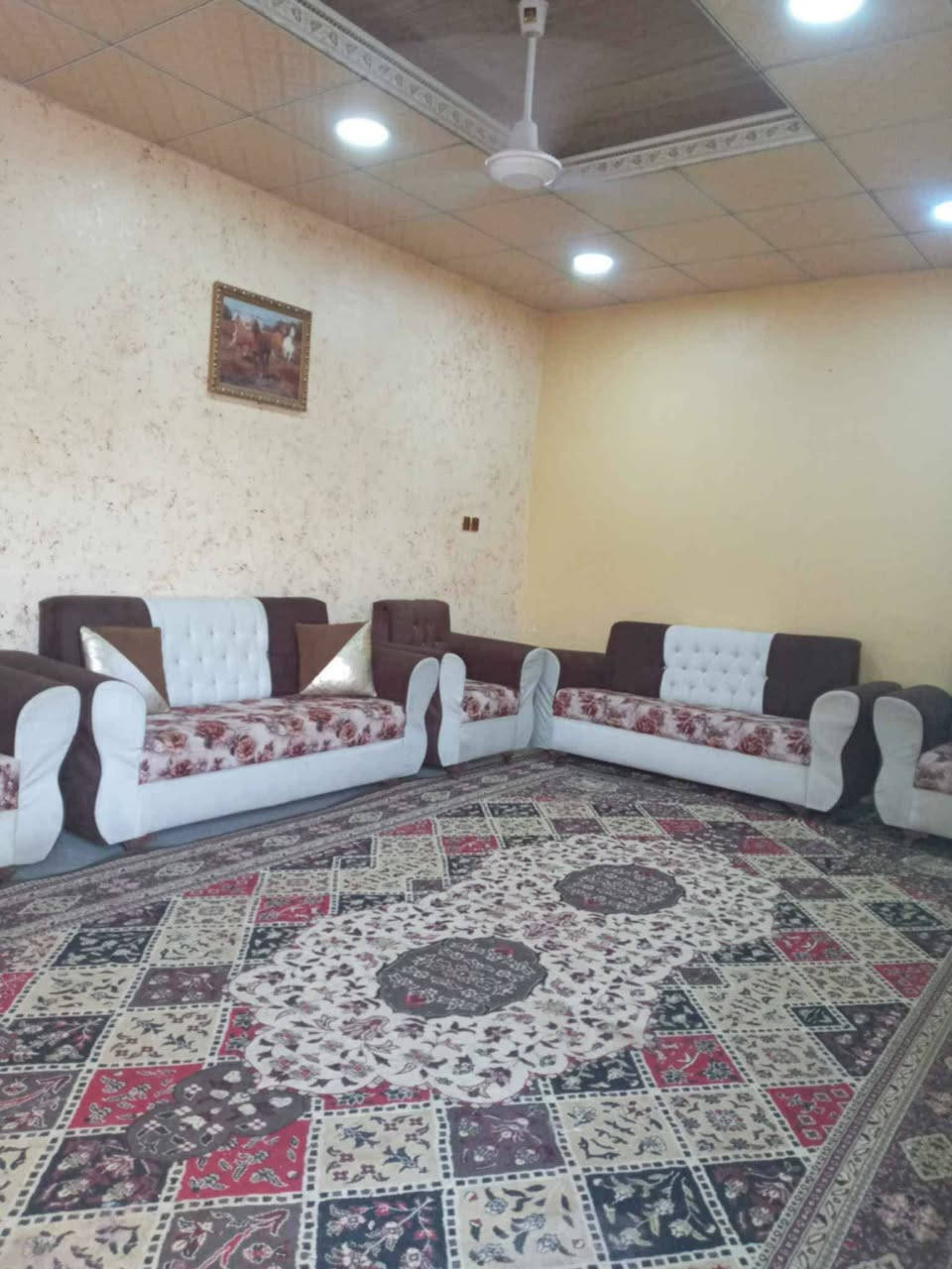 بيت للبيع بالجربوعية الاولى ال حافظ قرب مدرسة سفير الحسين  مساحته ٢٠٠ متر  بناء طابوق وسقف مسلح مطلوب للمصرف العقاري ٤٨ مليون مبادرة بناء قديم تسعينات القصد الشهري ٢٨٥ لمعرفة التفاصيل الاتصال  ***********
