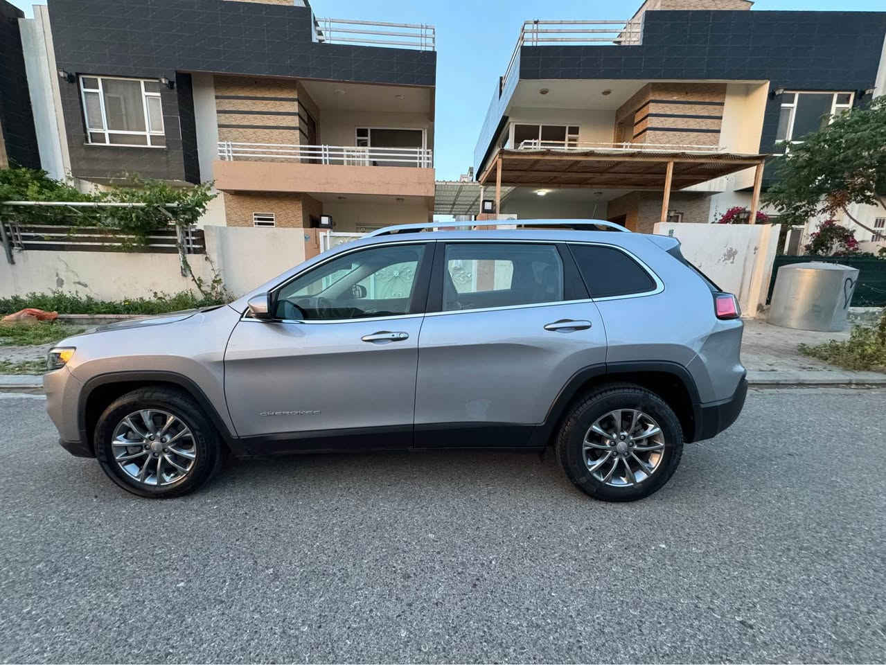 JEEP CHEROKEE-- 2019
سلام عليكم
جيب شيروكى بزون رقم ربيل
قطعتين صبغ بدون ايرباك
 
4 سلندر 2.4 تنفس طبيعي 
الكاميرا الخلفيه
 رادار امامي 
حساسات خلفيه 

 كشنات جلد مواصفات latitudeus 
 صورالحادث مرفقه
سعر 150 و بي مجال
📍العنوان.اربيل 
☎️*********** أربيل, العراق
