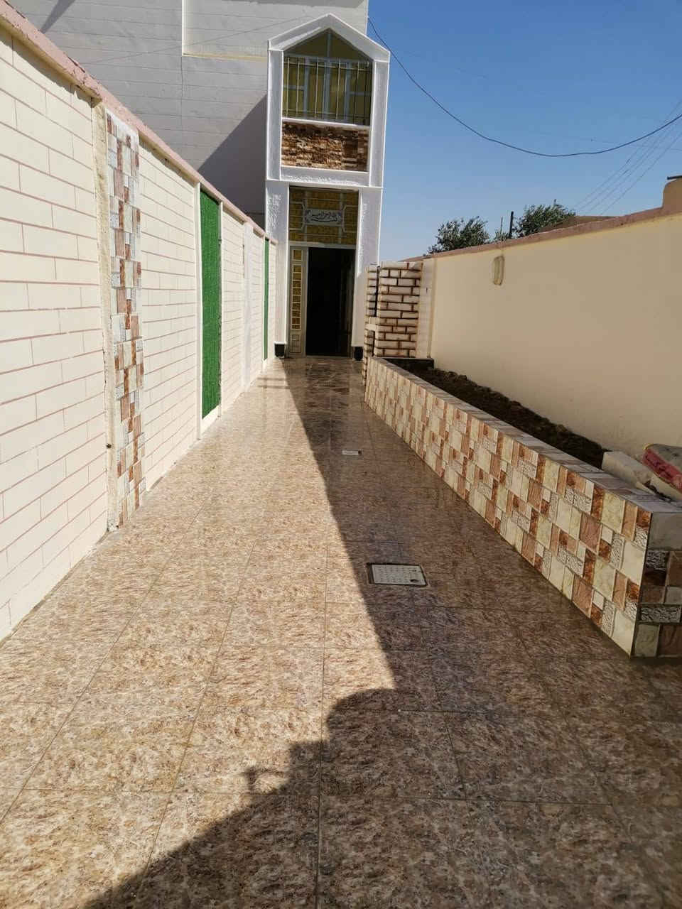 دار للبيع في بصائر قريب من النهر مساحته ١٣٥ م بناء جديد يحتوي على غرفة نوم وصاله ومطبخ وديوانيه والطابق الثاني غرفة نوم كبيره جداا طابو صرف للإستفسار الاتصال على الرقم *********** او المراسله عبر الوتساب
