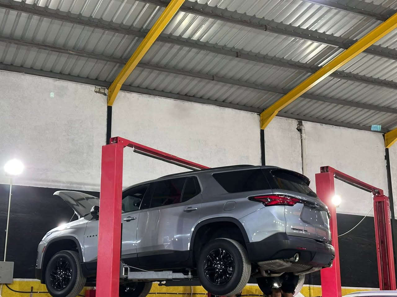 شيفروليت ترافيرس LT موديل 2023
🔹 وارد أمريكي
🔹 محرك 3600 V6
🔹 ماشي 70,000 كم
🔹 رقم بغداد باسمي
🔹 لون رمادي
🔹 السيارة حالياً نظيفة جداً ولله الحمد

⭐ المواصفات:

* تشغيل عن بُعد
* كراسي VIP
* رادار
* باب خلفي كهربائي
* شاشة
* كاميرا
* تحكم بالمقود
* جنوط سوداء
* وغيرها من المواصفات

🛠️ الحوادث:

ضررها بأمريكا كان بالخلف، وتم تبديل صندوق السيارة وإصلاحها.صور الحادث بالمنشور
وبعد وصولها للعراق صار حادث والسيارة كانت واكفة، مرت سيارة كية حمل وانفتح باب الحمل  الخلفي وضرب السيارة بالتكمه وصور الحادث قبل وبعد التصليح موجوده.

الحمد لله السيارة حالياً مرتبة ونظيفة، والفحص على المشتري وبأي مكان يختاره.

📍 الموقع: بغداد – حي الإعلام
💰 السعر: 253$ قابل للتفاوض
❌ لا أقبل المراوس / البدل

📞 ***********
