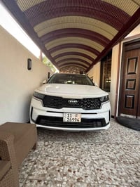 سورنتوا 2021 ماشية 70 محرك 6 سلندر  بانورما و بصمة وجنطة  كهرباء و برد...