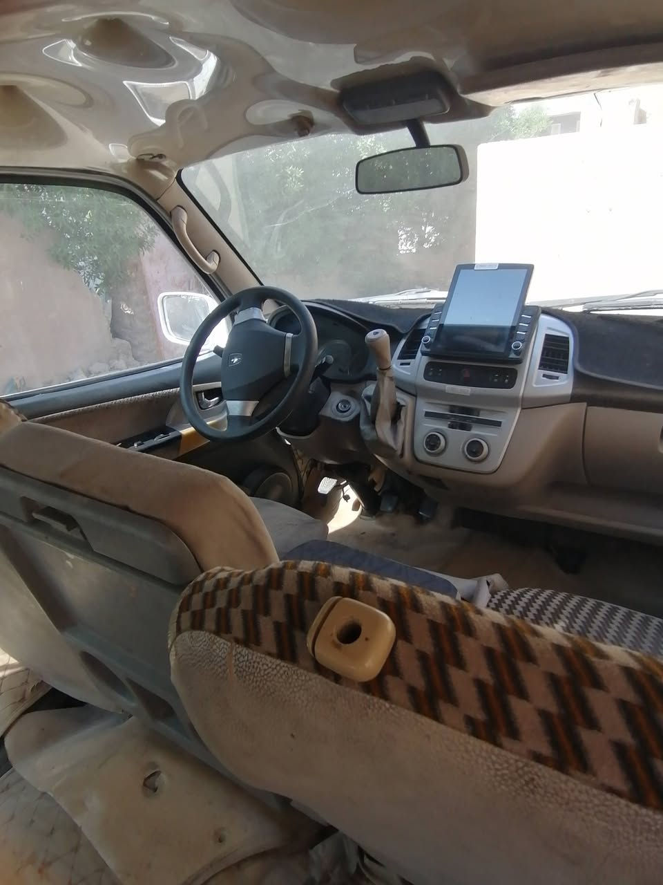 السلام عليكم للبيع جنبي H1موديل 14 بيه شويه صبغ وره باب السلايت والباقي كفاله رقم بغداد السياره مصفره هيئه ومرور تحويل ثاني يوم بسمي السياره مكاني المحموديه ***********
