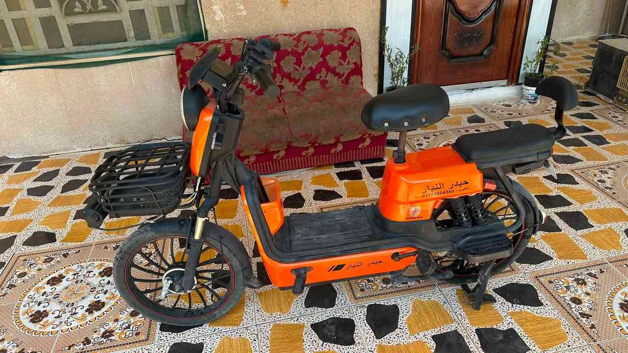سلام عليكم 
دراجه شحن للبيع نوع شركة وينلي حيدر النيار 
حجم 20 الدراجه نضيفه والبطاريات مزودهن 22v 
الدراج شغاله بس بيها العقل يحتاجله تبديل حاليا يشتغل بس اثناء المشي يخفف السرعه من كيفه ويرجع يعليها
الدراجه رايدها ب250 الف والشراي يراسلني واتساب او اتصال
ملاحظه ما متواجد ع الفيس بوك بأستمرار متواجد واتساب فقط . *********** هذا رقمي الشراي يراسل
العنوان البصرة كرمة علي
