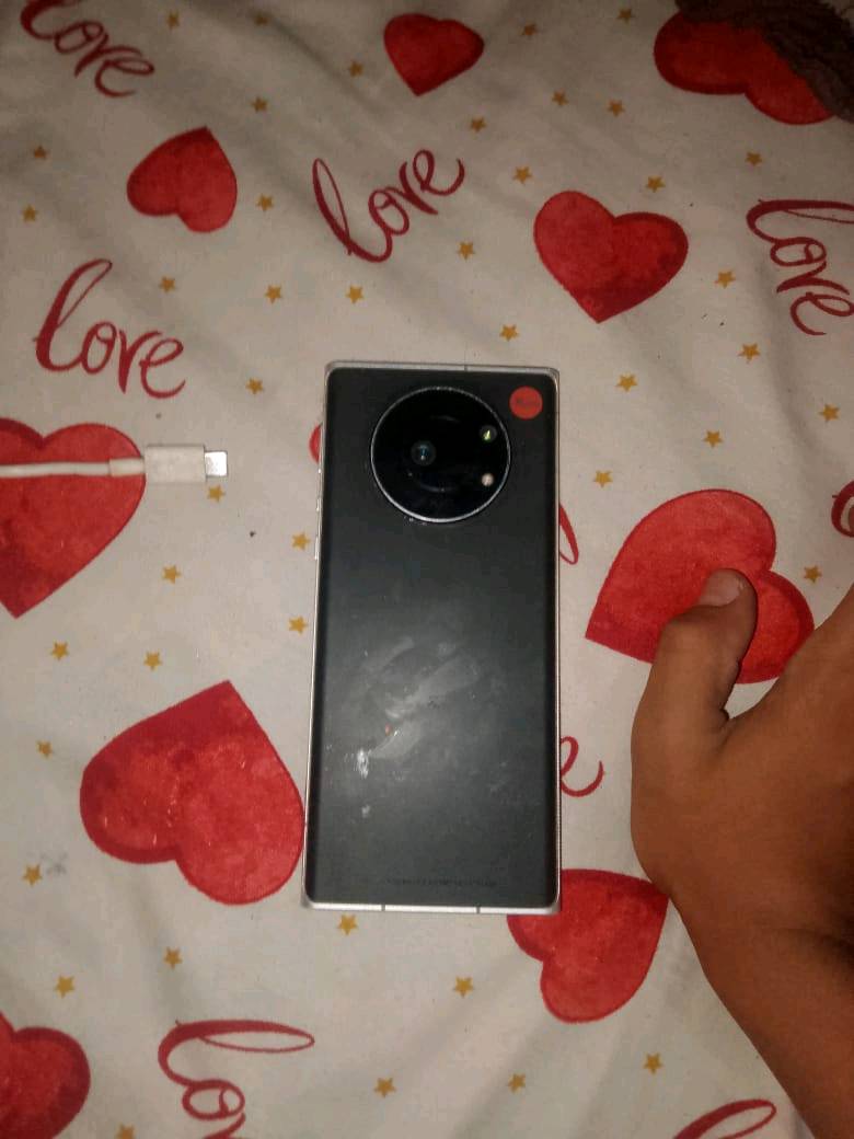 مبايل للبيع اسمه Leitz Phone1 ذاكرته256مبايل بيه كسر خفيف ولسعر رقم الهاتف***********