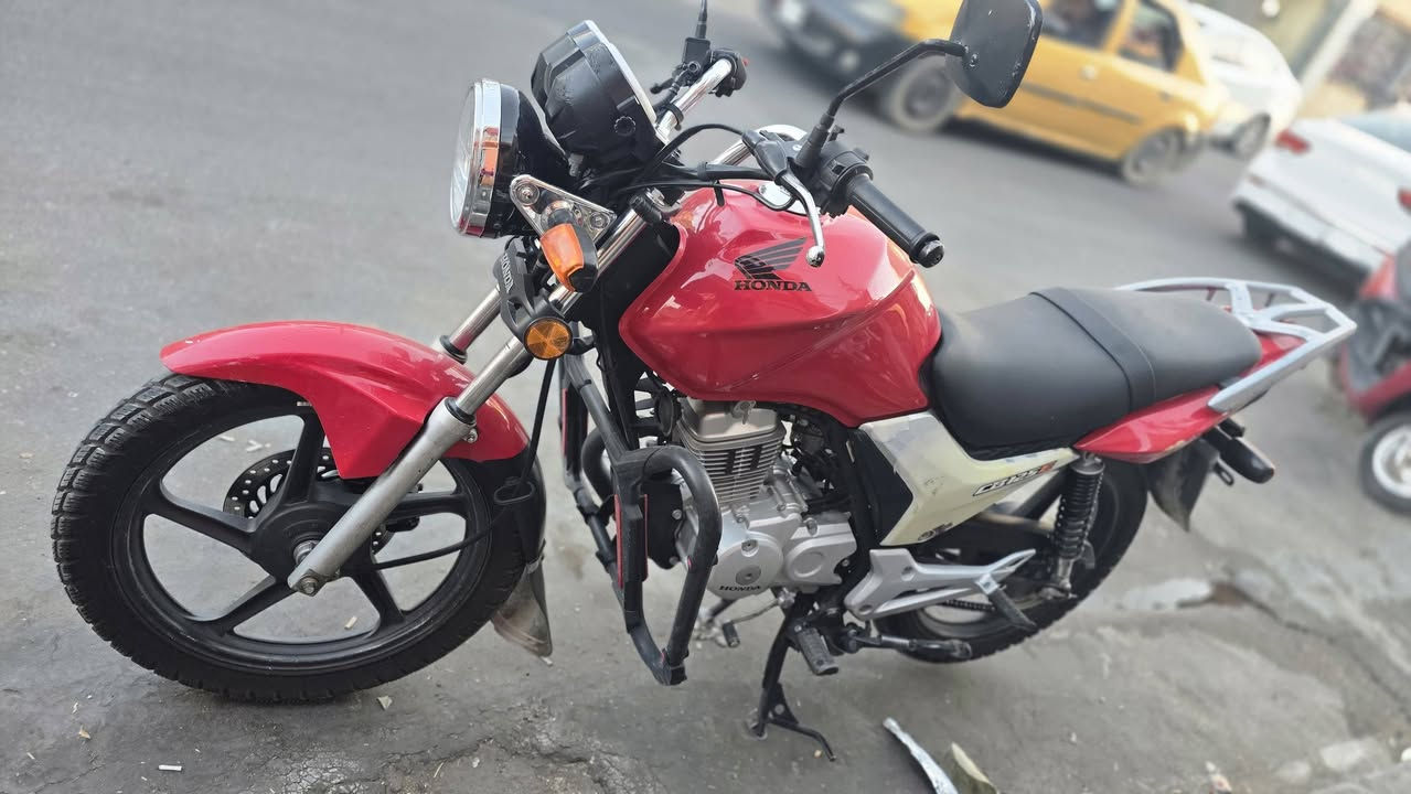 للاتصال واتس *********** 
🛑 للبيع: هوندا CB125F 🛑
​ما شاء الله تبارك الله
ملاحضة( الدراجة مدفوع كمركها واوراقها كامله) 
​للبيع دراجة هوندا CB125F (Honda CB125F) لون أحمر مميز وجذاب، الدراجة بنظافة ممتازة وجاهزة للاستخدام بدون أي مصاريف. ماشيه 13 الف 
​📌 المواصفات والمميزات:
​المحرك: بلادي ونظيف جداً، شغل واطلع.
​اللون: أحمر بلادي.
​المكابح (البريكات): دسك أمامي لقوة وثبات عالي بالفرملة.
​الملحقات: محميّة بدعامية حماية (كتكات) + شيل خلفي بلادي للتحميل.
​الويلات: ويل سلك/ألومنيوم بلادي مع إطارات بحالة ممتازة.
​السعر 10 $ وبيها مجال قليل
مكانها بغداد الكريعات
