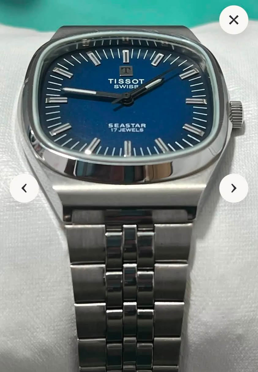 ساعةتيسوت( Tisot) سىويسري أصلي( فنتج قديم)
انتاج عام 1973 حتى عام 1978
حركة الساعة نصب تكويك
تحوي على(17) حجر 
قطر الساعة(37) ملم
المينا تتميز باللون الأزرق الداكن 
لون الفواصل والعقارب فضي 
مضيئة بالظلام( لامينوس)
الهيكل والسوار مصنوعان من الفولاذ المقاوم للصدأ( ستانلس ستيل)
الساعة بلادية بالكامل
نظافة الساعة تامة
وقت جداً جداً مضبوط
السعر 160 ألف 
للمهتم خاص ***********
المكان كركوك يوجد توصيل
