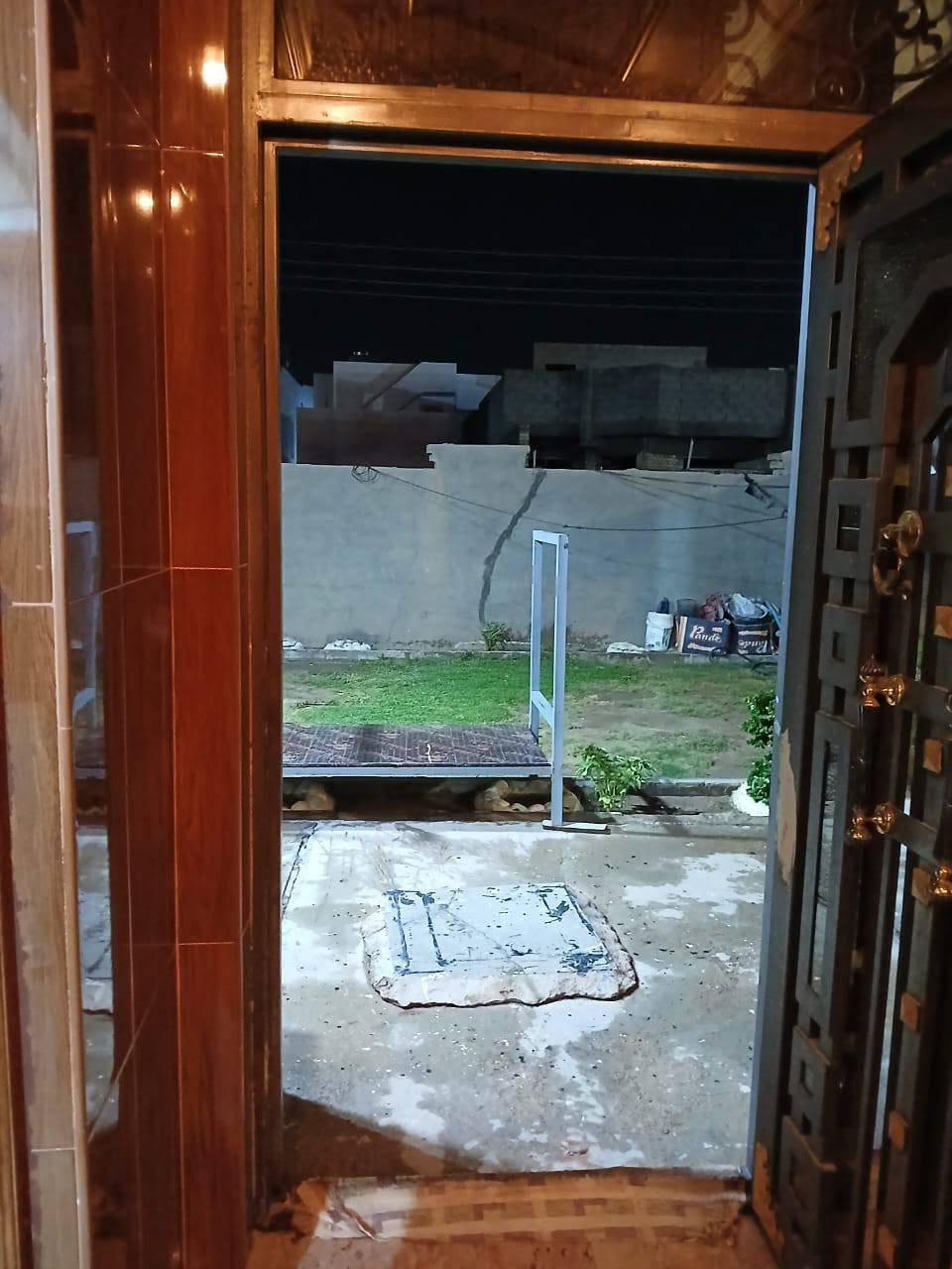 بيت  للبيع  بحي القدس مجاور شارع العام   المساحة الأرض ٤٠٠  مساحة البناء ٢٥٠ يتكون من استقبال وهول وصالة وغرف نوم عدد ٢ وغرفة خزن ومطبخ حار وبارد مساحة الحديقة ٦٠ متر للاستفسار ***********

