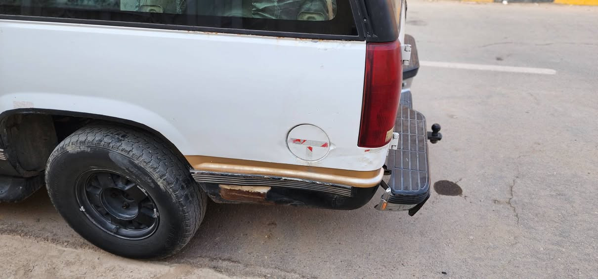🔴 اعلان بيع سيارة: GMC Suburban 1999
الشركة والموديل: GMC سوبربان (موديل 1999) بطة خمسه برغي مكينة ٥.٧ كير ٧٠٠
المكينة والكير شادهن مال حاويه 

اللوحة والتحويل: السيارة باسمي، رقم بغداد (إنجليزي)، والتحويل ثاني يوم.

السنوية: منتهية من شهر كانون الثاني (شهر 1) لسنة 2026.

الذمم: بدون أي غرامات مرورية.

الحالة العامة: السيارة شغاله وتمشي وتوصلك وين ما تريد وماتوكفك بالشارع، لكن البدي حالته مثل ما موضح بالصور.

🛠️ ملاحظات الحالة الميكانيكية (تحتاج ترتيب):

نضوح قليل بكيس دهن المحرك.

نضوح قليل بكيس زيت الكير.

الاكسل فيه صوت ونه يظهر عند التخفيف فقط + نضوح من الكيس الخاص به.

الداينمو ضعيف ويحتاج صيانة أو تبديل.

الحدادية ٨٠% 

مكان السيارة: الناصرية - حي الزقورة

السعر: 25 ورقة (بيها مجال للجادين)

للاستفسار والتواصل:

***********

***********
