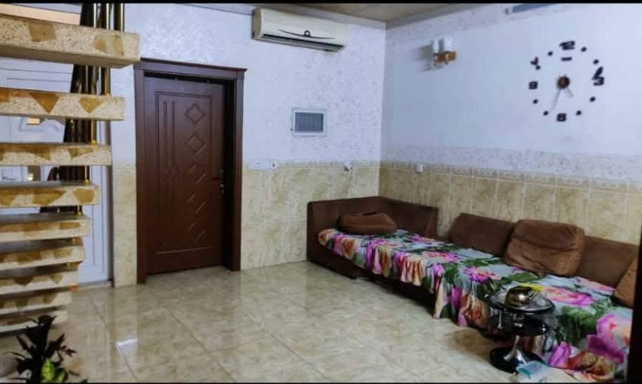 بيت 100 للايجار .. فرمان باران خلف ماركت سوفار 1 قريب جدا من السوق وقريب من المدرسة العربية .. نظيف جدا جدا ..سبلت ..  مبردات دكتات .. كاونتر.. ثلاجة صغيرة ..زوالي.. بردات جديدة ..ايجار 500 الف
للاستفسار موبايل *********** واتساب
