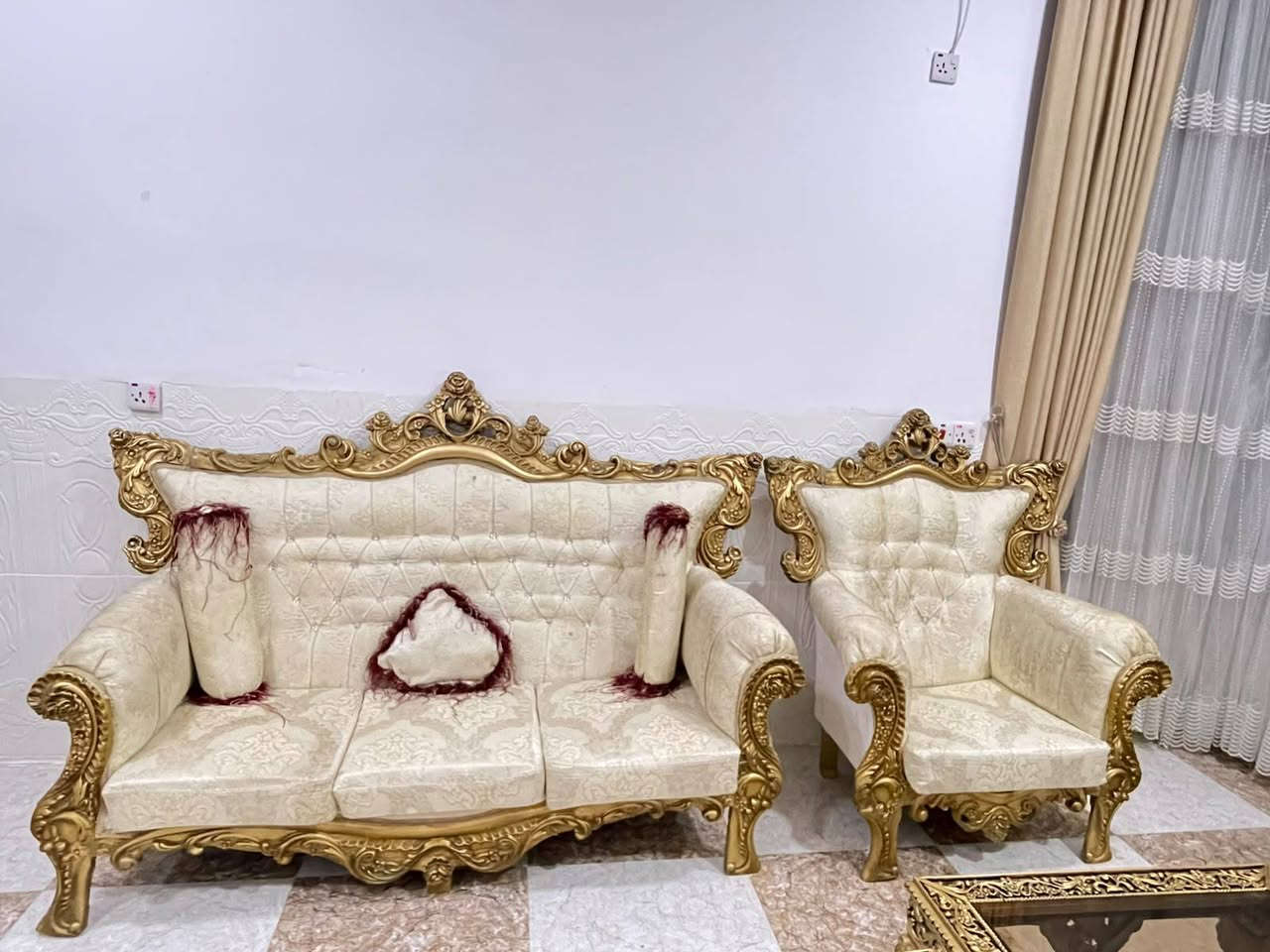 خانە قین
کلاسیک 10نە فە ری زۆر پاکو بیعە یبە تە پلە یشی لە کە لە
ژ.م ***********
تۆی بە ریزیش هە رجیت هەیە بۆم بنیرە بۆت دە فرۆشم
