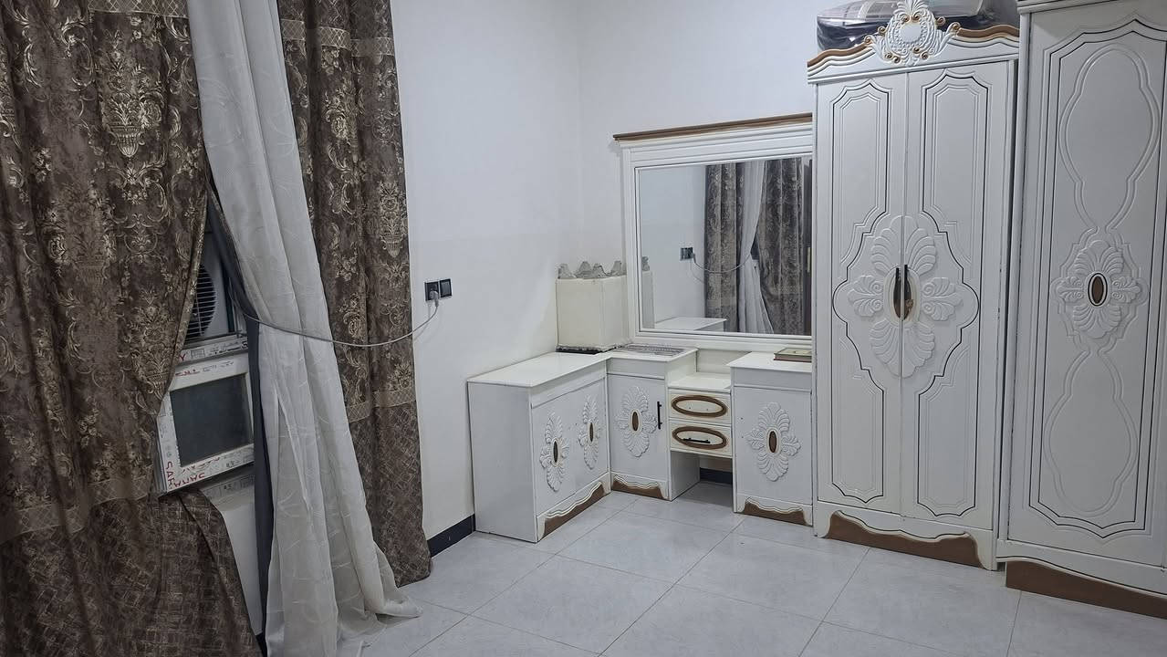غرفه للبيع درجه ثانيه بيعيه استخدام شهر ونص فقط علق اني اجيك خاص او اتصل
***********
