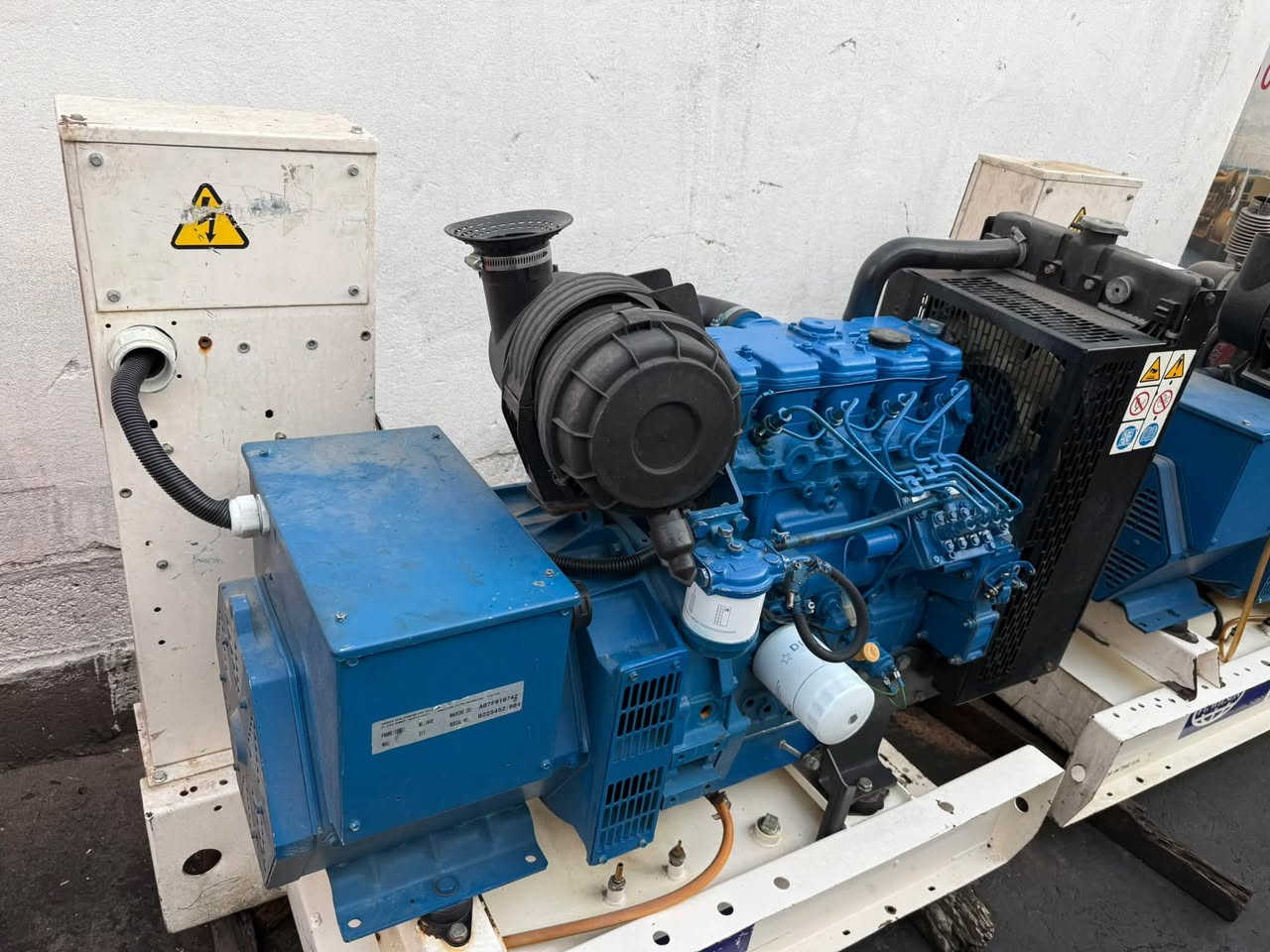 السلام عليكم
بيركنز بريطاني 22kva 

ساعات العمل اقل 100 ساعه زيرو 
نظام اوتو حمايه فول اوتماتيك
وضع بلاد شركة  
أربيل صناعه جنوبيه 
وضع بلاد شركة  
🚚يوجد توصيل الى جميع المحافظات وبضمان🚚
🚚كياندن هةية بو هةموو شاركان بةكرينتى🚚
 للاستفسار:
 ابو علي 
***********
***********
***********
