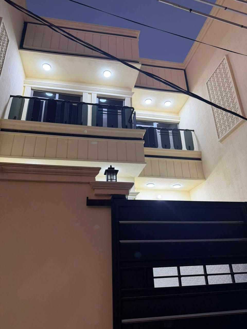 بسم الله 🏡.. دار للبيع . مساحه ١٢٠ متر📄  سند 25 ملك 📃صرف.  /قاطين.. يحتوي ع استقبال ومطبخ وصاله وغرفة نوم وصحيات داخليه و خارجيه //القاط الثاني غرفتين وصاله🏠 وصحيات . بعده جديد العنوان🏠 دور الزراعه الثانيه مجاور مكتب الريان . السعر 117 وبي مجال .. للاستفسار الاتصال 📞***********📞
