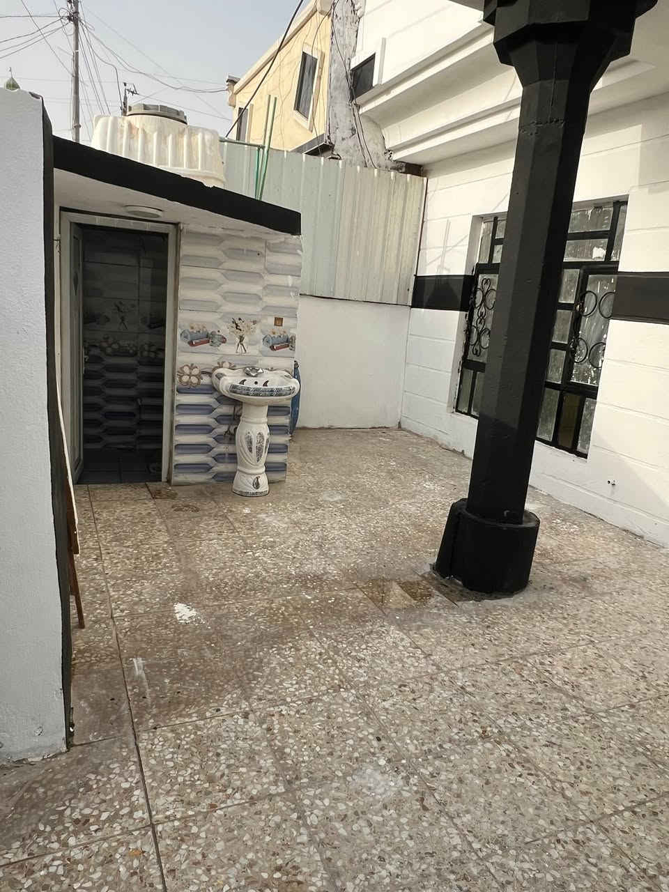 بيت للبيع ابي غريب حي الشهداء الجديدة حي اشبيلية.المساحة150 متر استقبال و مطبخ وصالة كبيرة وغرفتين نوم ومنور او ترك السعر 75 وبي مجال للشراي رقم الهاتف ***********

