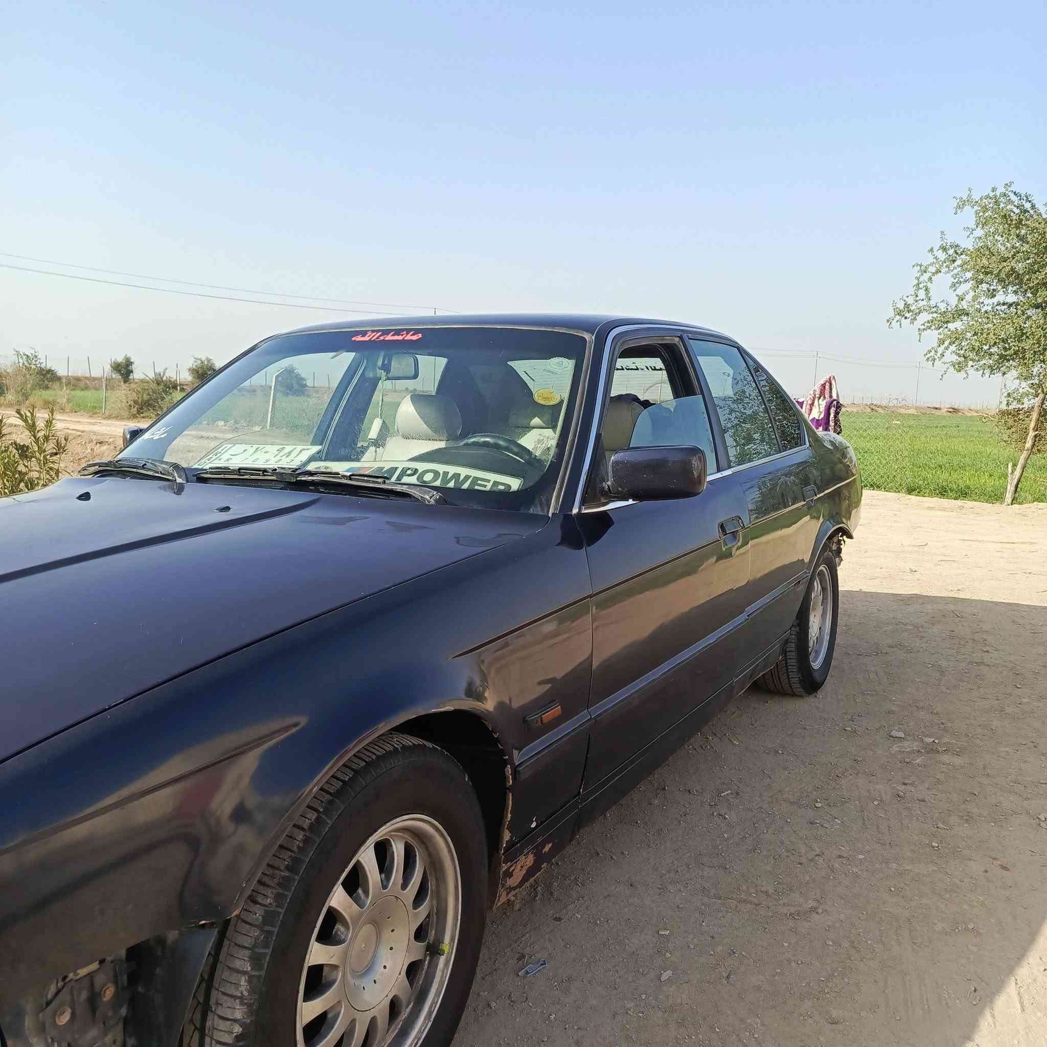 السلام عليكم بي ام 520i موديل 94 مكينه 6 بلاد كير عادي سنويه لل 29 ابيعها على وضعها يرادلها عمبار مال كلج وترتيب السياره متروكه تبريدها شغال سياره شغاله بس متروكه عليها غرامه 200 ينزلن من السعر 24 وبيها مجال  مكانها ميسان العماره  البتيره// ***********

