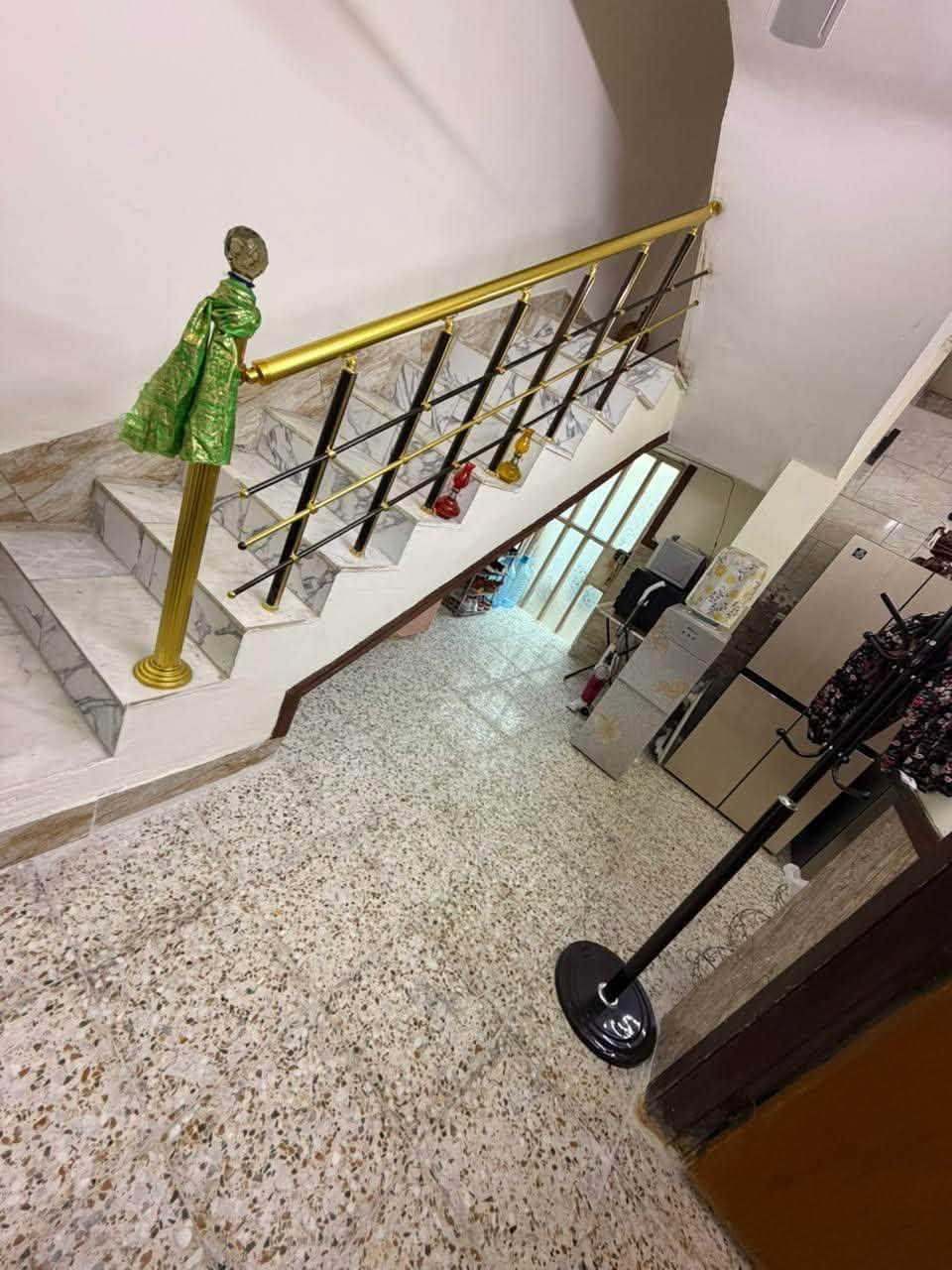 البيع موقع البيت السيديه الشارع التجاري / المساحه 50 متر / الواجه 5-6 / النزال 5•7 / مع تشجير 50 متر بصف البيت / يحتوي البيت ثلاث طوابق بمدخلين / ثلاث غرف نوم / صاله / مطبخ/حمامين/حولي/منور/سطح رقم ***********

