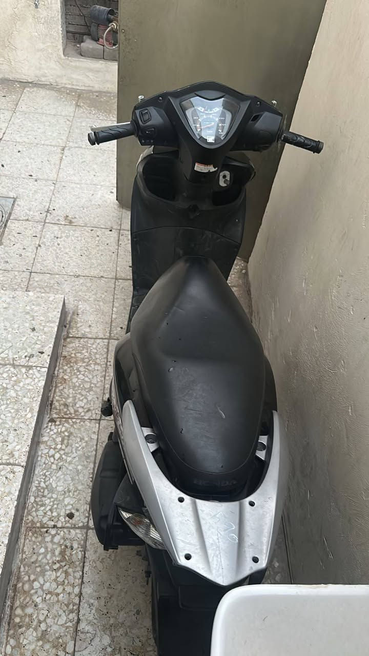 سلام عليكم دراجه هوندا ديو يابانية موديل حديث محرك 110cc دراجه مكفوله كفاله عامه  صارله سبوعين طالعه من رمبه سبب البيع  اريد احول عل شحن  دراجه كفاله عامه وسعره 1450 وبيهه مجال للشراي  مكان الحريه شارع 30 رقم واتساب ***********
