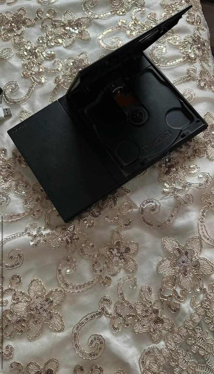 نطيحه بلي 2 سلم مهكر كامل ملحقات جهاز نظيف  يحتوي على فلاشات 2 +ميموري عدد 2 فقط نقصة جوستكات السعر 35 وبي مجال لل شرايي
 
عنوان الانبار القائم قرب معرض بغداد 
تواصل ***********
