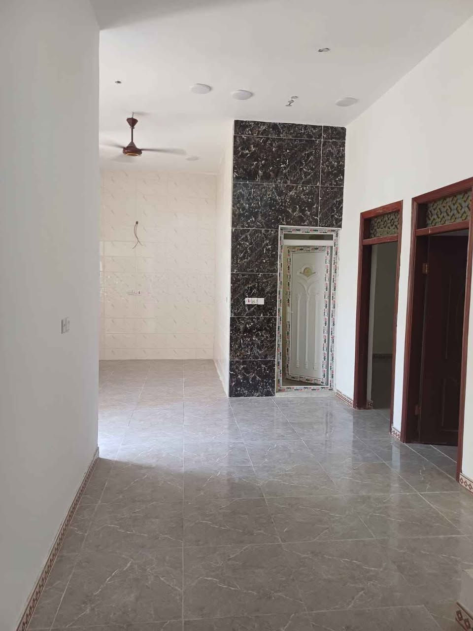 دار سكني للبيع المساحه 100م طابو زراعي عراقي يحتوي على قرفتين وصاله ومطبخ وديوانيه وصحيات العنوان بصره ابي الخصيب حمدان قرب البريد السعر 60 بي مجال الإتصال على الرقم التالي *********** البصرة, العراق
