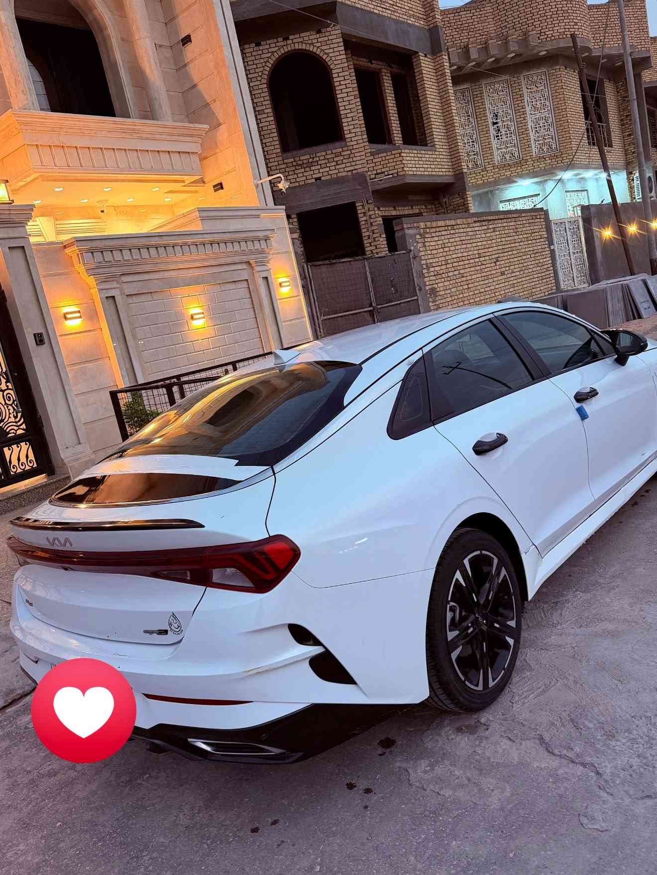السلام عليكم سياره مناسبه 
كي فايف امريكي موديل 2022 للبيع . 
حره بأسمي 
ماشية 50
محرك 1600 تيربو 
مواصفات السيارة جي تي لاين فول ماعده فتحه .
.
حادث السيارة تبديل قطعة وحدة قبق الجنطة . 
السيارة جاهزة من كلشي . وجديدة .

مكان السيارة الناصرية مركز .

للاستفسار رقم الهاتف . ***********صاحب السياره 
مكلف بالنشر
