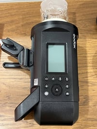 للبيع  اضاءة فلاش كودوكس ad600 pro   نظافة ١٠٠٪؜ استخدام كم مرة  السعر...