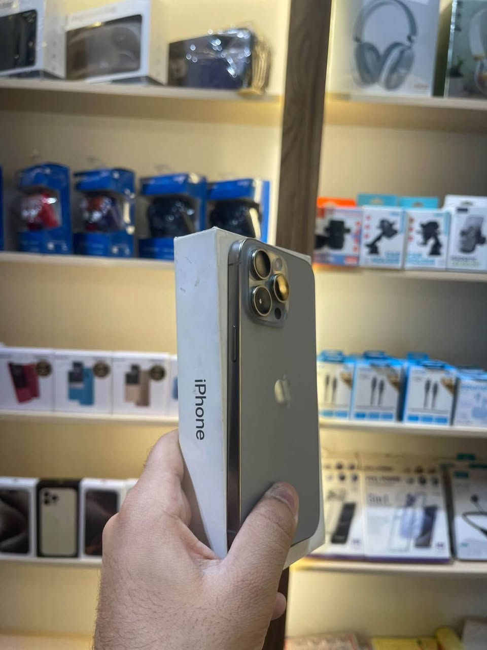 > iPhone 15 Pro Max 256GB - تيتانيوم
> مبدل شاشة اصلية وكالة True Tone شغال ✔️
> بطارية 87% - بدون كارتون
> السعر 800 الف وبي مجال
> كربلاء - تواصل خاص+ ***********

