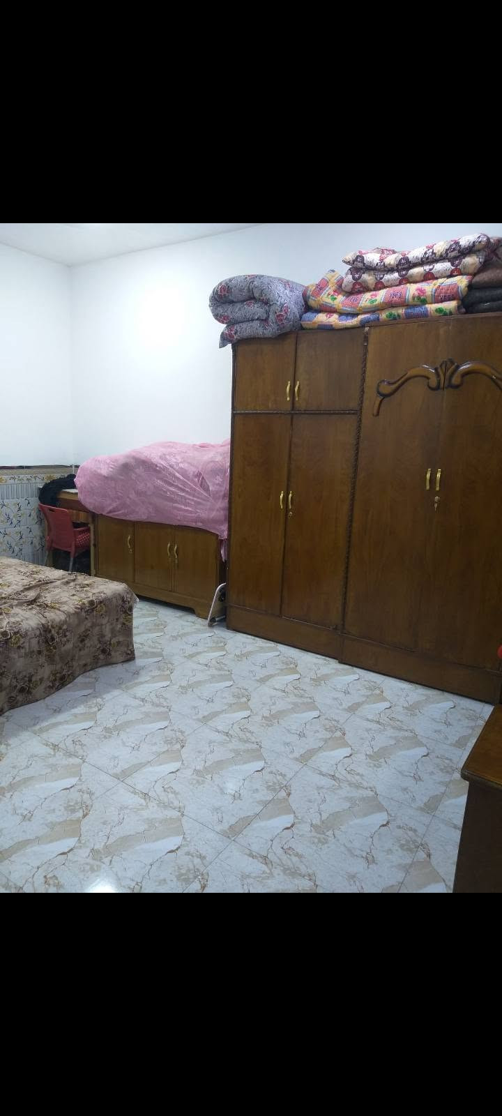 السلام عليكم
بيت للبيع مساحه  108
واجهه 6   ولنزال 18
البيت مدخلين عل مطبخ وعل استقبال
البيت  بناء جديد مو قديم قاط واحد زراعي 
غرفه نوم وحولي وستقبال ومطبخ وصحيات
مكان بغداد الشعب  نهايت شارع الصحه شارع ابو ماهر 
الاتصال ***********
