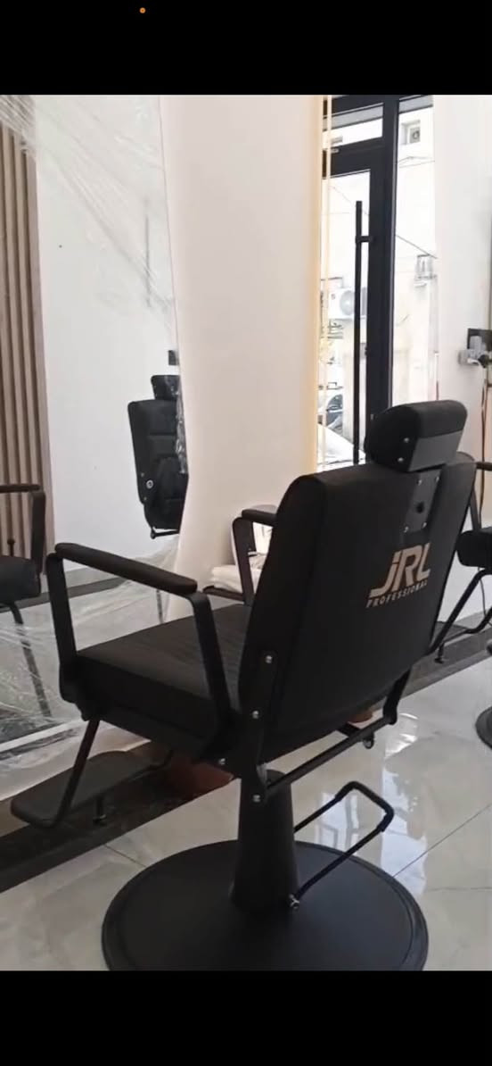 للبيع عدة محل حلاقة كاملة (جديدة، غير مستخدمة نهائياً) ✂️

إذا ناوي تفتح محل حلاقة، هاي فرصة توفر بيها مبلغ.

العدة تتكون من:

* مرايتين عدد (2) نوع LED مخفي، تصميم حديث.
* كرسيين حلاقة عدد (2) موديل حديث، جدد.
* جلسة انتظار للزبائن لـ(3) أشخاص، جديدة.
* رفوف جديدة، وجميع تفاصيل العدة موضحة بالصور.

والأجمل من هذا كله:
راح أضيف جميع أدوات الحلاقة هدية، منها:

* مكاين حلاقة.
* سشوار.
* وإكسسوارات وأدوات أخرى.

سبب البيع:
اشتريت كل الأغراض وجهزت المحل، لكن تعينت بوظيفة وما لحكت أفتحه. المحل انفتح يومين فقط وانسد، والعدة ما مستخدمة نهائياً.

ملاحظة مهمة:
الأغراض كلفتني أكثر من 2,000,000 دينار، وتكدر تسأل بالسوق على أسعارها ونوعيتها، كلها من أفضل وأحدث الأنواع.

السعر الحالي:
🔥 1,000,000 دينار عراقي فقط (قفل قفل).
السعر نهائي وغير قابل للمساومة، وبهذا السعر تعتبر مو فلوسها.

📍 الموقع: البصرة - القبلة.
🚚 التوصيل: ما متوفر.

📞 للتواصل والاستفسار (اتصال أو واتساب):
***********

ملاحظة: الرقم مو موجود بالفيسبوك بسبب كلفة النشر، لذلك أي شراي أو شخص يريد يستفسر يتواصل مباشرة على الرقم أعلاه
