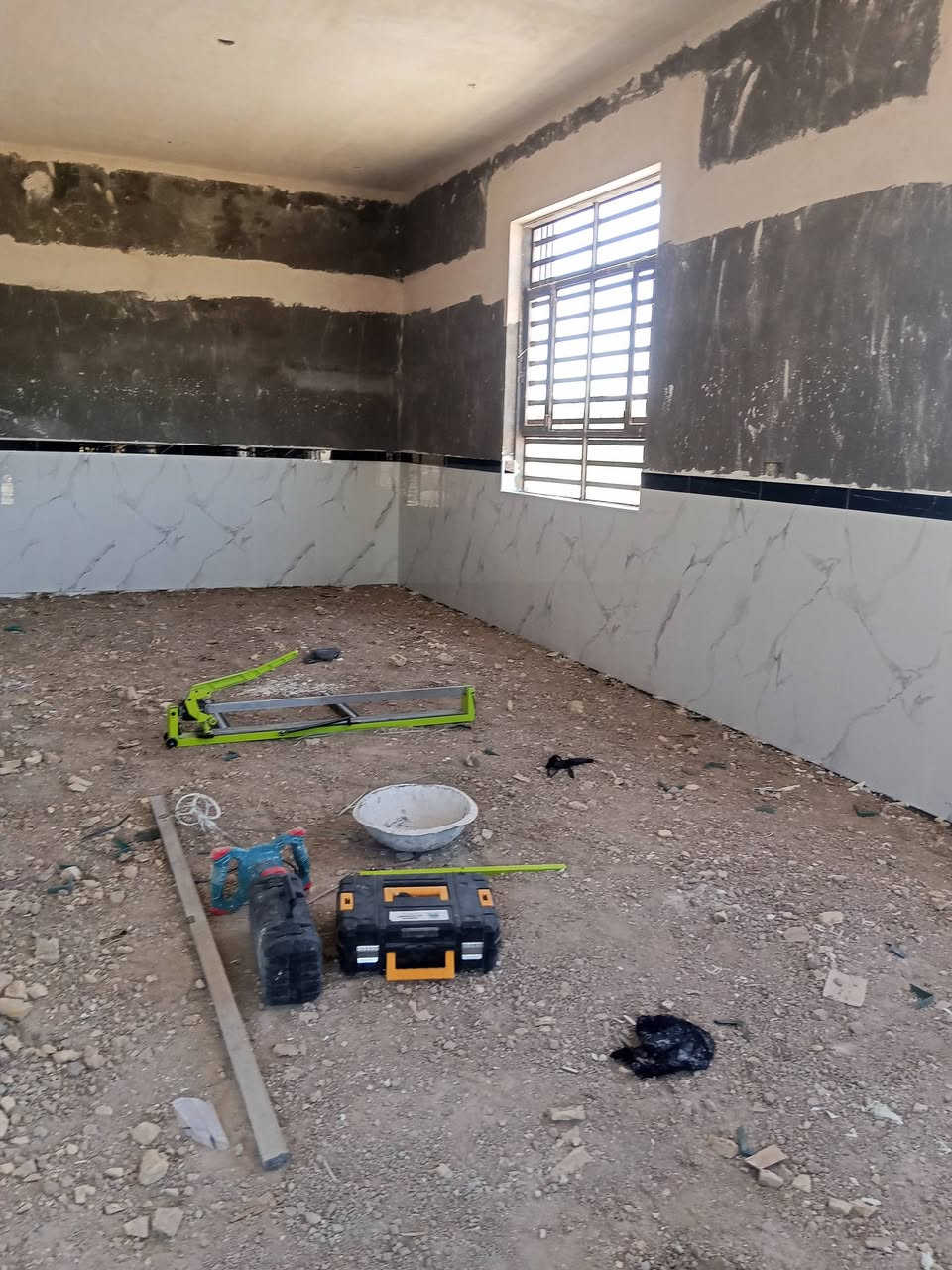 خادم انا جميع أنواع السيراميك الجداري ولارضي درجه أولا ع اليزر وستلام مهندس والتزام بلعمل ***********
