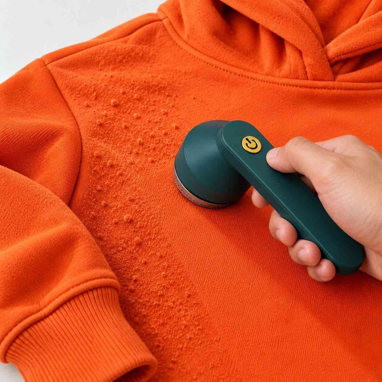 ماكينه مهمه لملابس ⚕️
تفاصيل⬇️
تواصل :واتساب :***********
سعر :6الف

• تزيل الوبر والكرات المتجمعة من الملابس وتخليها ترجع بمظهر أنظف وأرتب.

• رأس قص بثلاث شفرات لأداء سريع وفعّال.

• شبكة حماية خلوية تساعد على عزل الشفرات عن القماش وتقليل احتمالية تلف الملابس.

• محرك سريع وقوة 8 واط لإزالة الوبر بكفاءة.

• بطارية ليثيوم 1200mAh تمنح استخدامًا يصل تقريبًا إلى 3–4 ساعات.

• شحن سريع خلال 1–2 ساعة.

• شحن USB وسهولة الاستخدام بدون الحاجة لسلك أثناء التشغيل.

• مناسبة لمجموعة متنوعة من الأقمشة مثل الكنزات، المعاطف، الملابس القطنية، الجوارب، والملابس الشتوية.

• تصميم محمول وخفيف يسهل استخدامه بالبيت أو أخذه وياك بالسفر.

• زر تشغيل بالضغط بتصميم بسيط وسهل الاستخدام
