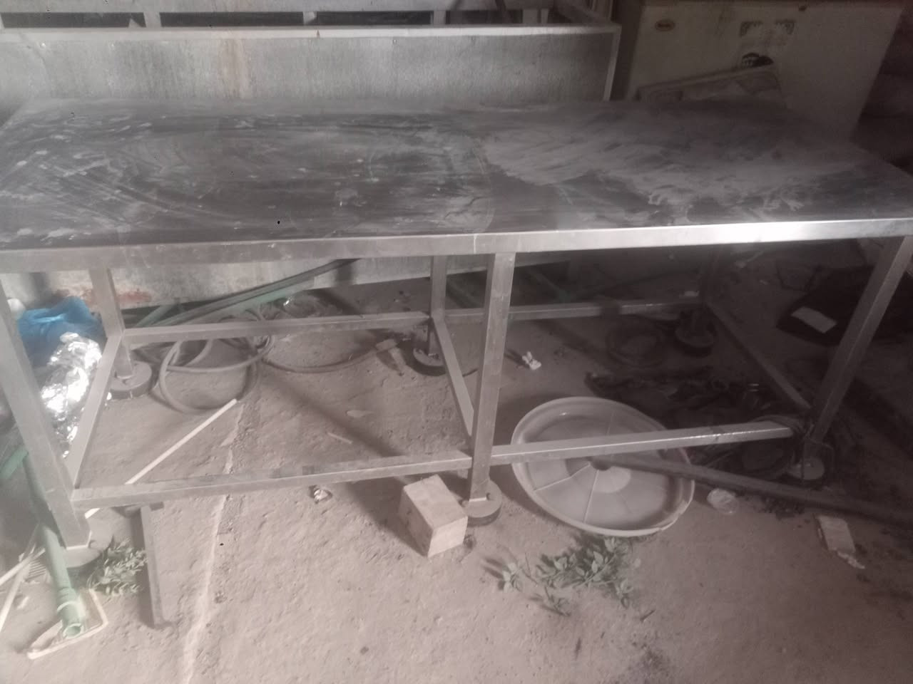 طباخ مطاعم 3عيون 
وميز سل ستيل للبيع ***********
