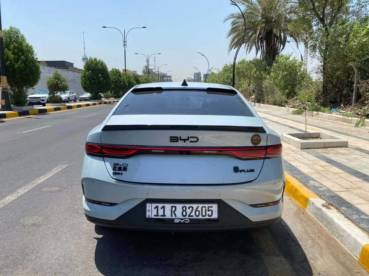 ‏Byd Qin plus 2025
‏
‏لون مميز ويل كروم  
‏
‏ماشية 28 الف كيلو فقط 
‏
‏السيارة مصروف عليها مثل 
‏
‏1-طخم سبيسرات 
‏2-انارة تسلا داخلي 
‏3-سستم كاربون فايبر داخلي كامل 
‏4-لدات دعاميات امامي خلفي 
‏5-عليها عازل حراري و تضليل كامل 
‏6-دواسات 4 بيبان و صندوك 
‏7-الشباك الامامي عليه حماية كاملة
‏8-شاشة دودو لانشر 26 اخر تحديث
‏9-شعار جاملغ امامي متصل بلباب 
‏10-بنيد جكات 
‏11-مطريات 
‏12-مري 
‏13-يدات 
‏14-واقيات طين 
‏15-حاجب لد امامي 
‏16-علامات سود
‏17- سبايدر صندوك
‏18-سبايدر جامة خلفية 
‏19-زعنفة قمارة 
‏20-ارضيات حوضية 
‏21-فرشة صندوك
‏22-سكوبات مثلثات خلفية
‏23-فرشة دشبول خلفي 
24-شاحنة 8 امبير بلادية 
‏25-داش كام الي يريده سعرة خارج عن سعر السيارة وحد
‏
‏كفالة من الفتح و الصبغ و البارد
‏
‏السعر 21200 قفل حلالي يمي و فلوسك يمك 
‏ارفع المنشور بكلمة طيبة و انشالله تركبون اغاتها 
‏
‏مكاني بغداد الغزالية 
‏***********

نص مكتوب في الصور:
- هسا يجيني كذاك الواحد يصيح حلوة 😂