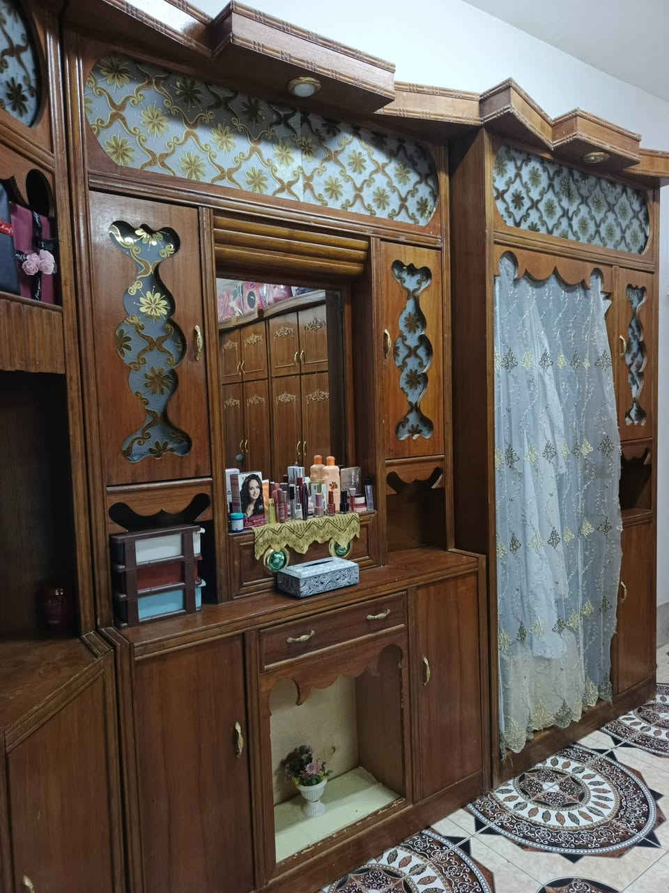 السلام عليكم غرفه خشاب عراقي نضيفه  للبيع السعر 950 مكان الريحانه
***********
